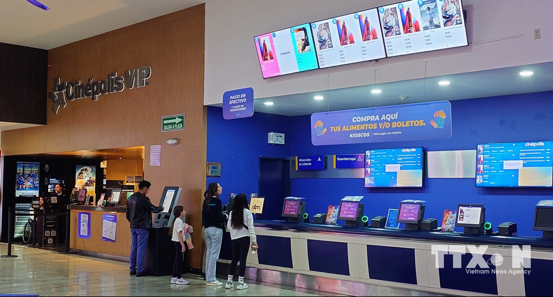 Chuỗi rạp chiếu phim Cinepolis hiện đang mở rộng việc ứng dụng AI trong tất cả các khâu vận hành bao gồm việc đặt mà mua vé. (Ảnh: Phi Hùng/TTXVN)